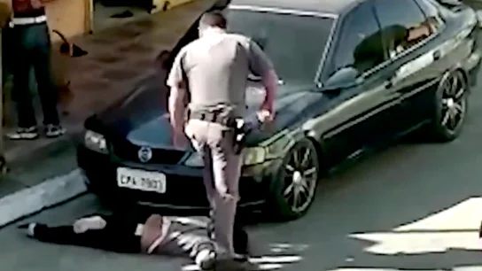 Un policía pisa el cuello de una mujer en Brasil Un policía pisa el cuello de una mujer en Brasil