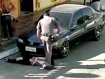 Un policía pisa el cuello de una mujer en Brasil