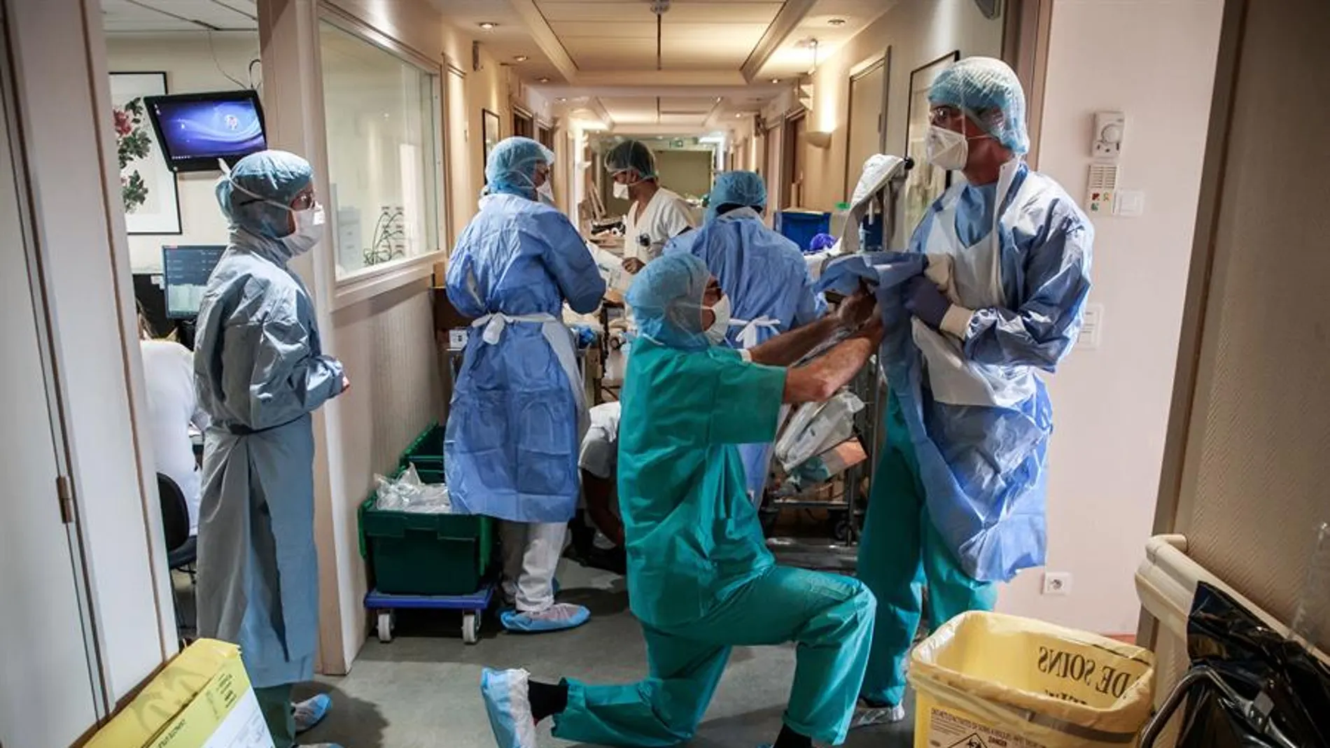 Sanitarios franceses trabajan en un hospital durante la pandemia de coronavirus.