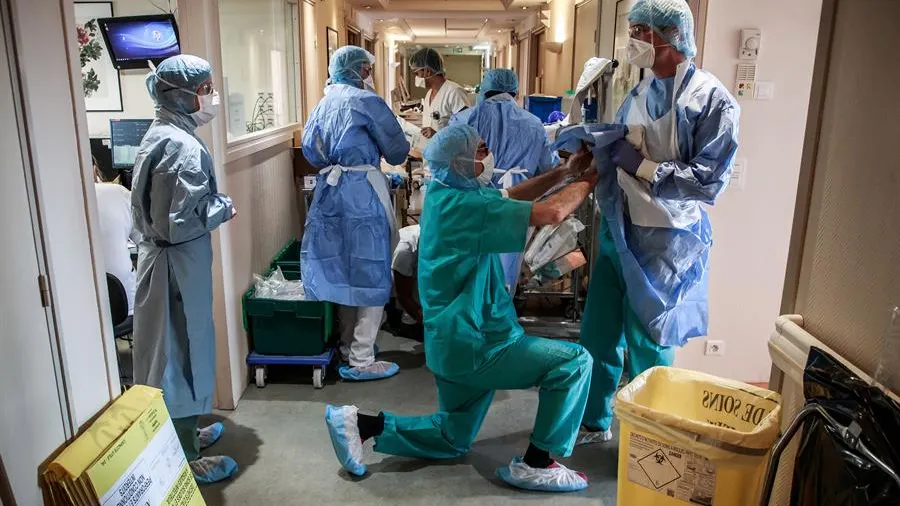 Sanitarios franceses trabajan en un hospital durante la pandemia de coronavirus.