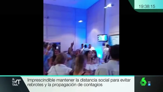 Indignación entre los hosteleros gallegos por la celebración sin mascarilla en el hotel de Feijóo tras la noche electoral Indignación entre los hosteleros gallegos por la celebración sin mascarilla en el hotel de Feijóo tras la noche electoral