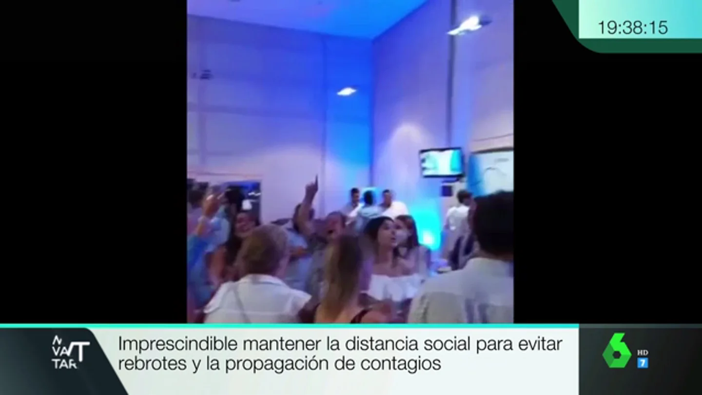 Indignación entre los hosteleros gallegos por la celebración sin mascarilla en el hotel de Feijóo tras la noche electoral Indignación entre los hosteleros gallegos por la celebración sin mascarilla en el hotel de Feijóo tras la noche electoral