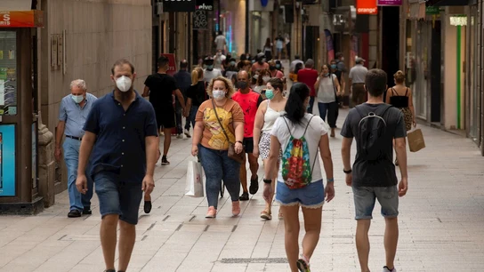 Ciudadanos caminan por el centro de Lleida Ciudadanos caminan por el centro de Lleida