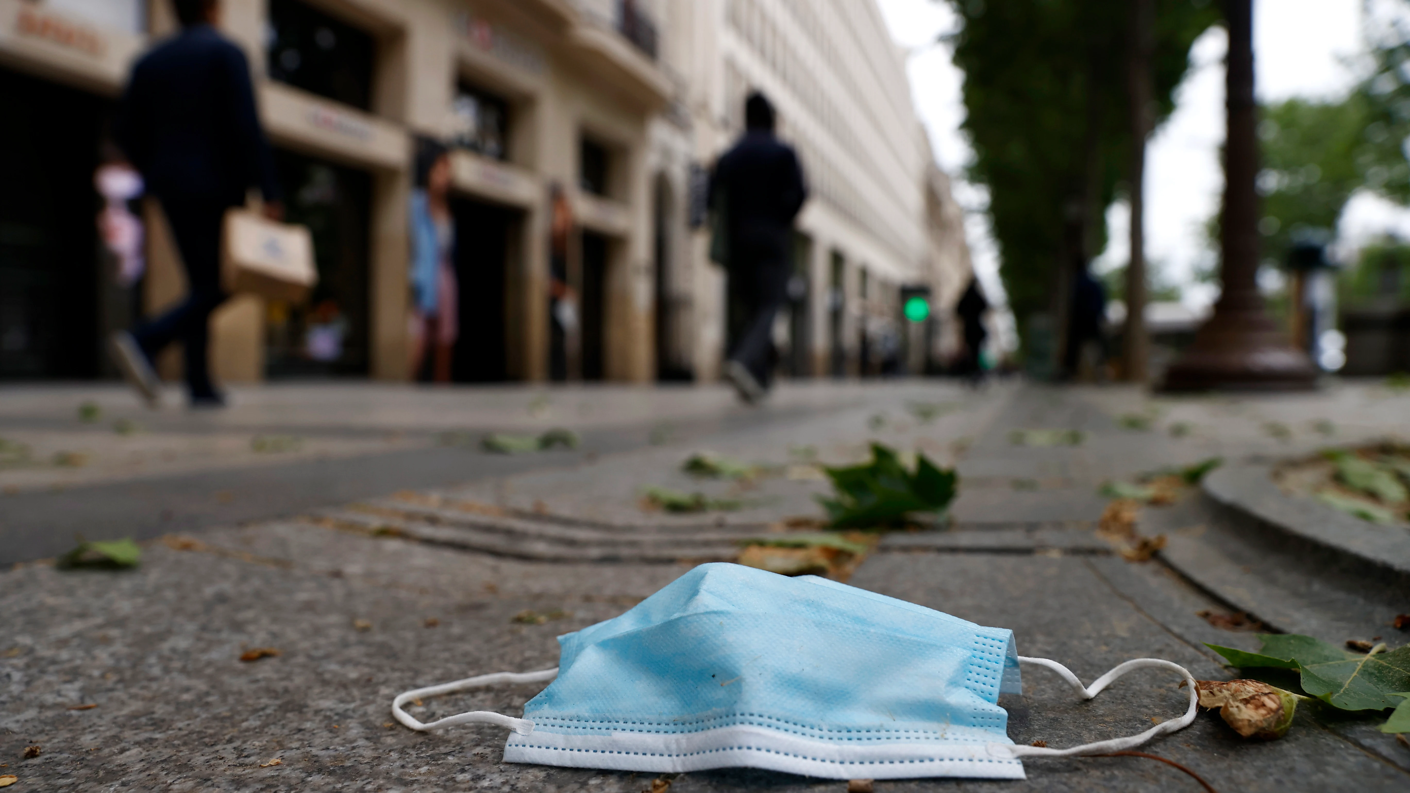 Una mascarilla tirada en el suelo de la calle