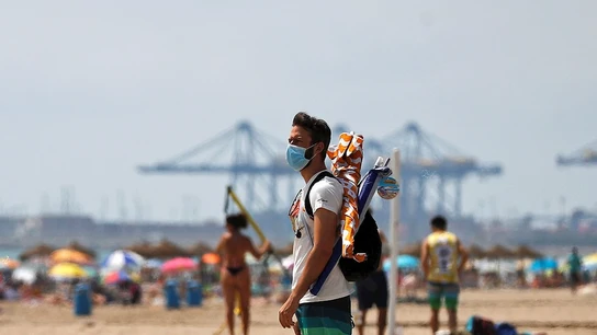 Un hombre en la playa Un hombre en la playa