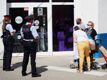Mossos y ciudadanos con mascarilla en un pueblo del Segrià afectado por los rebrotes Mossos y ciudadanos con mascarilla en un pueblo del Segrià afectado por los rebrotes