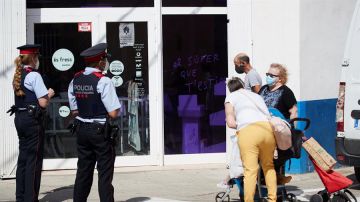 Mossos y ciudadanos con mascarilla en un pueblo del Segrià afectado por los rebrotes