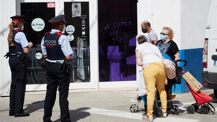 Mossos y ciudadanos con mascarilla en un pueblo del Segrià afectado por los rebrotes