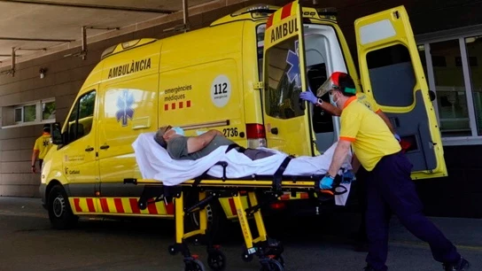 Técnicos sanitarios transportan a un enfermo en la entrada de urgencias del hospital Arnau de Vilanova de Lleida Técnicos sanitarios transportan a un enfermo en la entrada de urgencias del hospital Arnau de Vilanova de Lleida