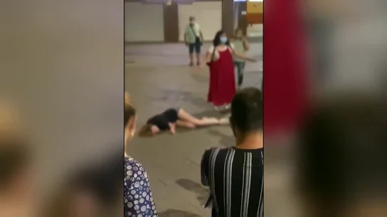 Una joven se desmaya en plena calle de Granada y nadie la socorre por miedo al coronavirus Una joven se desmaya en plena calle de Granada y nadie la socorre por miedo al coronavirus
