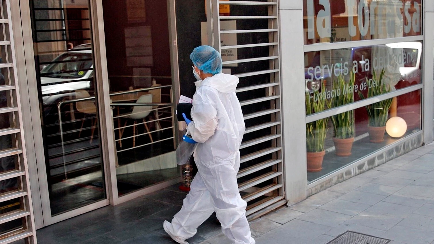 Una sanitaria entra en la residencia geriátrica del barrio de La Torrassa en L’Hospitalet 