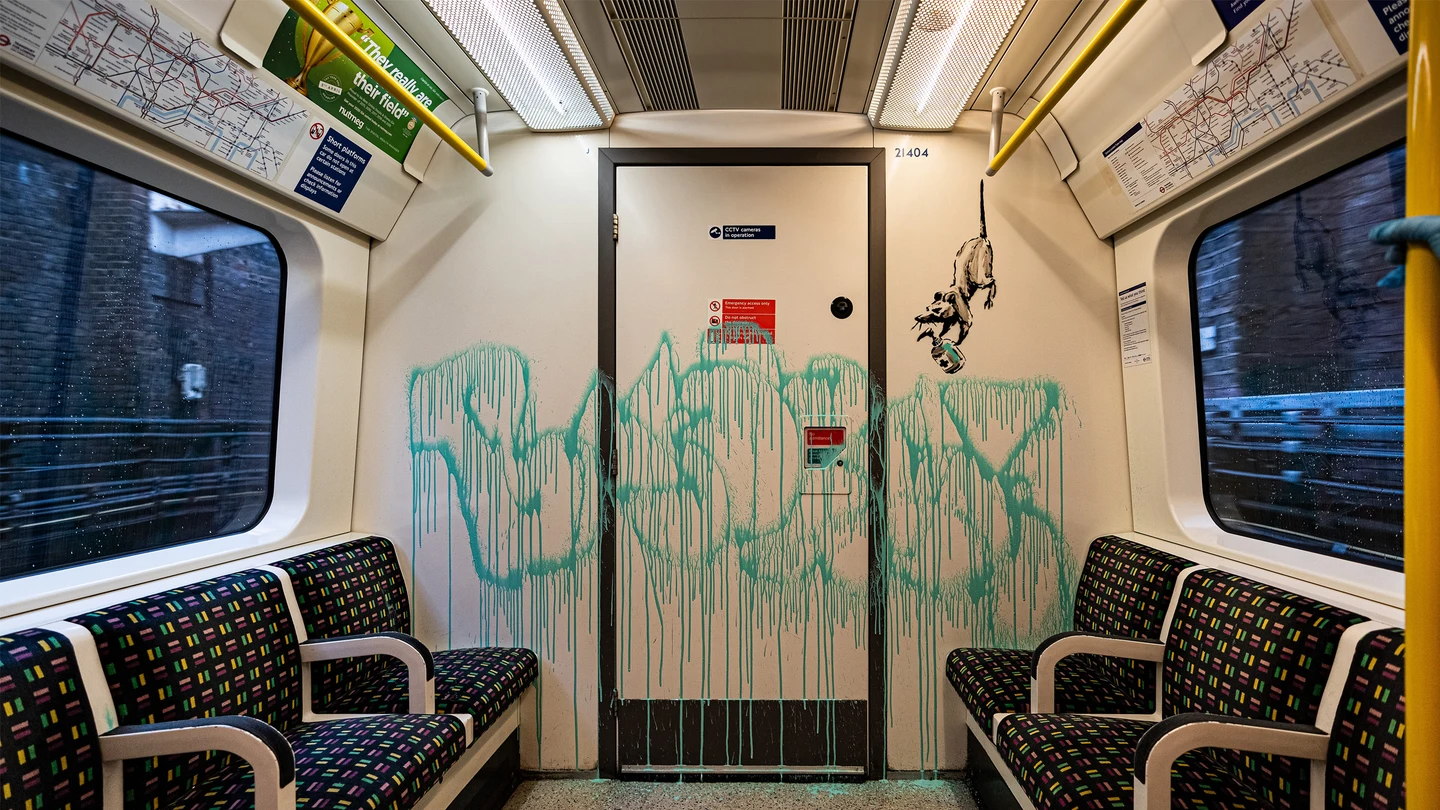 Grafitti pintado por Banksy en el metro de Londres Grafitti pintado por Banksy en el metro de Londres