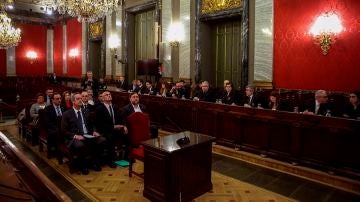 Oriol JunqRaül Romeva y Joaquim Forn, junto al resto de los líderes independentistas, durante el juicio. 