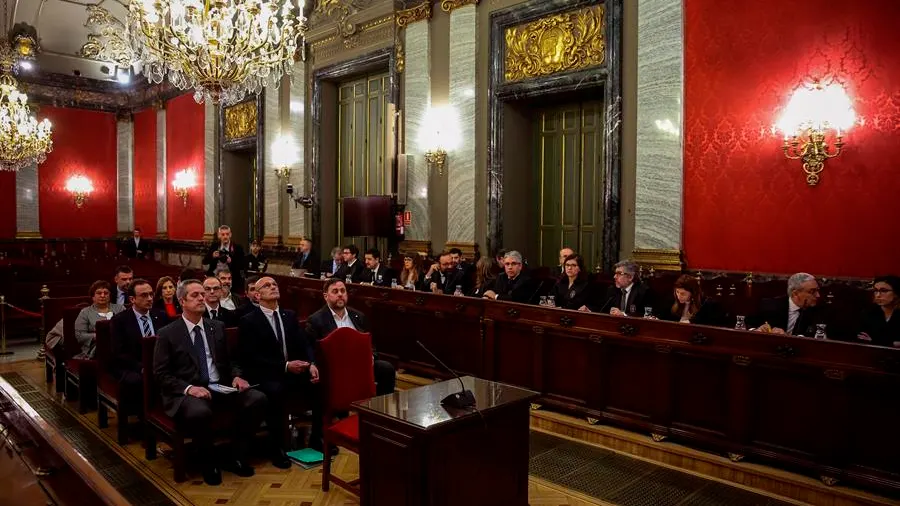 Oriol JunqRaül Romeva y Joaquim Forn, junto al resto de los líderes independentistas, durante el juicio. 