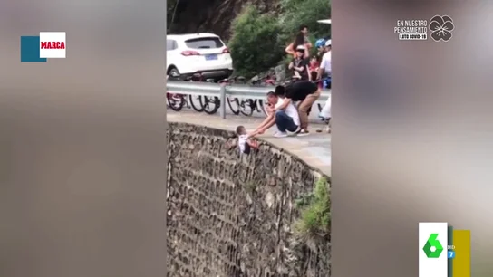 Impactante imagen: deja colgando a su hijo en un acantilado para sacarle una foto Impactante imagen: deja colgando a su hijo en un acantilado para sacarle una foto