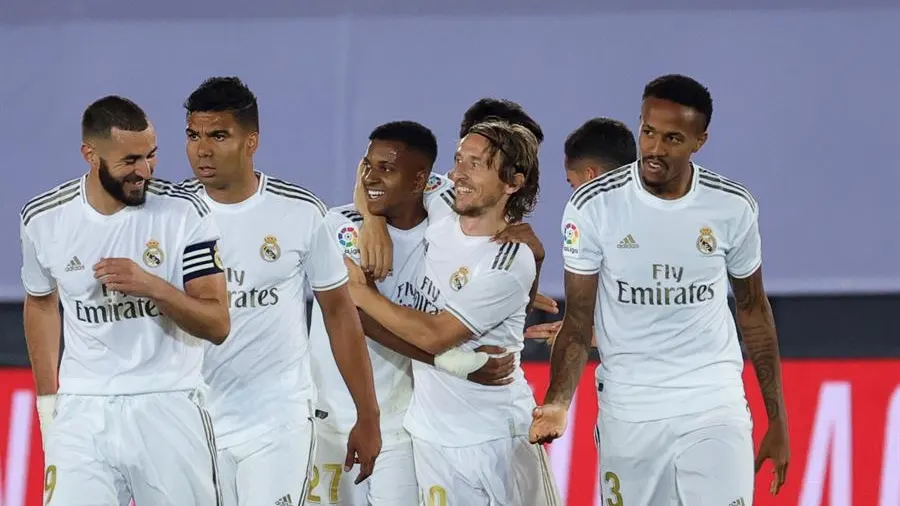 Los futbolistas del Real Madrid celebran un gol.