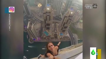 El tenso making of con el que la modelo Viki Odintcova se juega la vida por conseguir una foto en un rascacielos