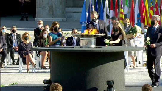 El rey y la princesa Leonor depositan una rosa en el pebetero en homenaje a las víctimas El rey y la princesa Leonor depositan una rosa en el pebetero en homenaje a las víctimas