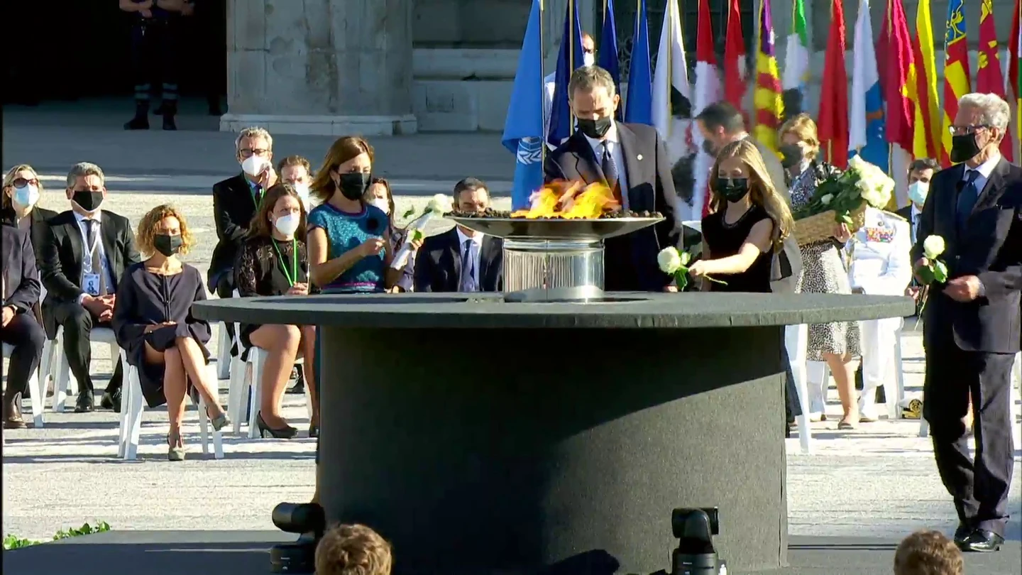 El rey y la princesa Leonor depositan una rosa en el pebetero en homenaje a las víctimas El rey y la princesa Leonor depositan una rosa en el pebetero en homenaje a las víctimas