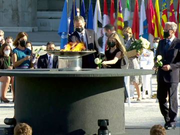 El rey y la princesa Leonor depositan una rosa en el pebetero en homenaje a las víctimas