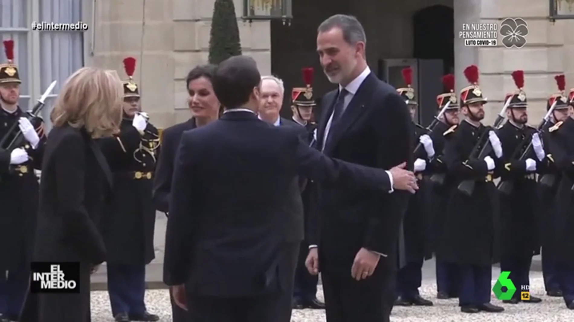 Vídeo manipulado - El inesperado grito del rey Felipe cuando Macron le da en el brazo: "¡No me toques, mierda!"