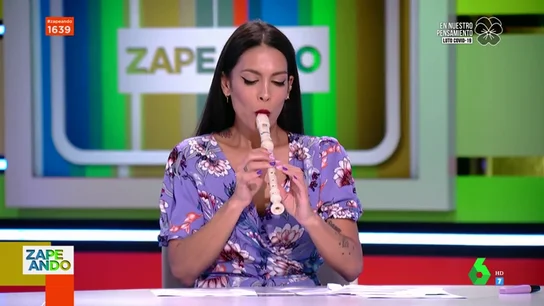 Lorena Castell toca en pleno directo la canción 'Baby shark' con una flauta Lorena Castell toca en pleno directo la canción 'Baby shark' con una flauta