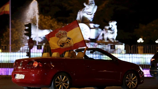 Aficionados del Real Madrid, en su coche por Cibeles Aficionados del Real Madrid, en su coche por Cibeles
