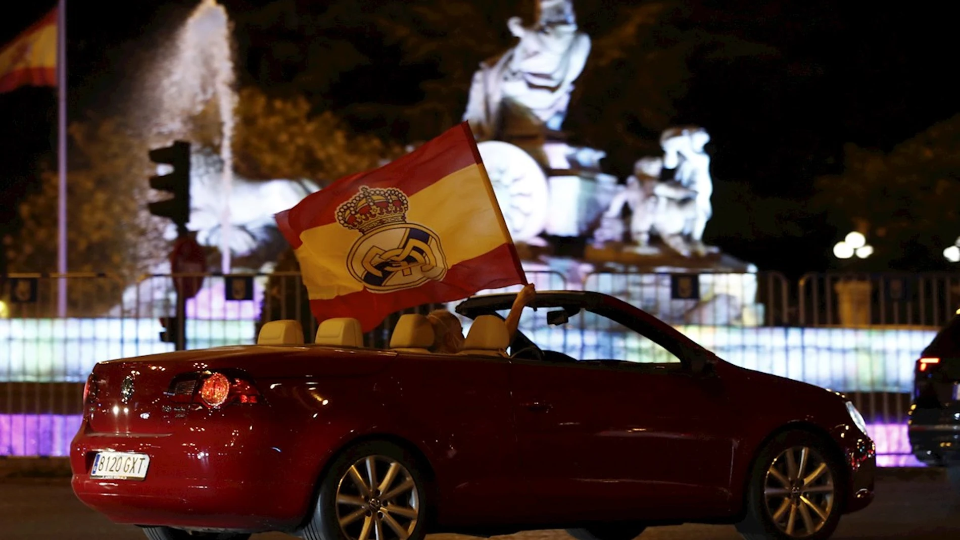 Aficionados del Real Madrid, en su coche por Cibeles