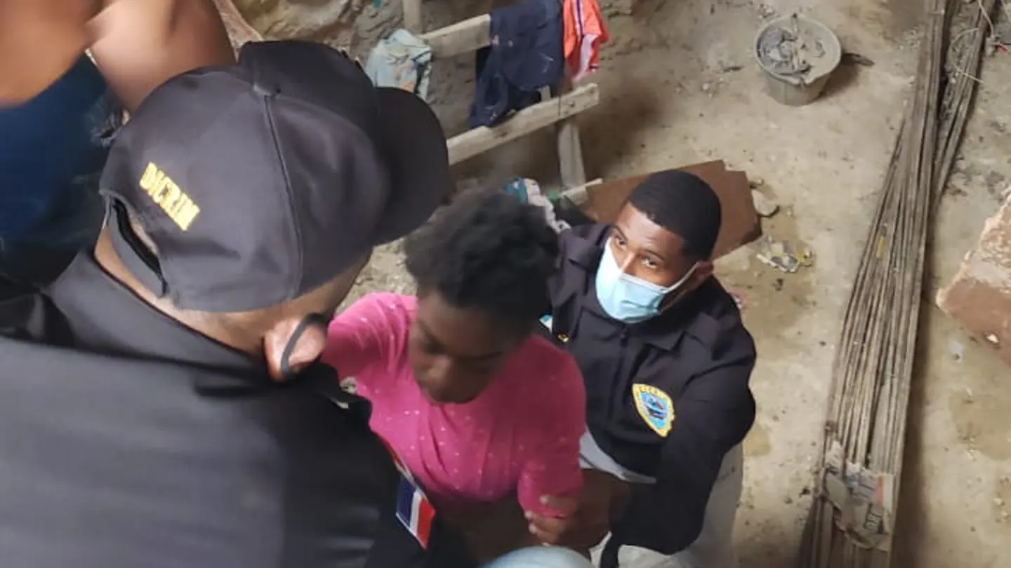 Rescatan a tres niñas víctimas de malos tratos a las que mantenían encerradas en el fondo de una cisterna Rescatan a tres niñas víctimas de malos tratos a las que mantenían encerradas en el fondo de una cisterna