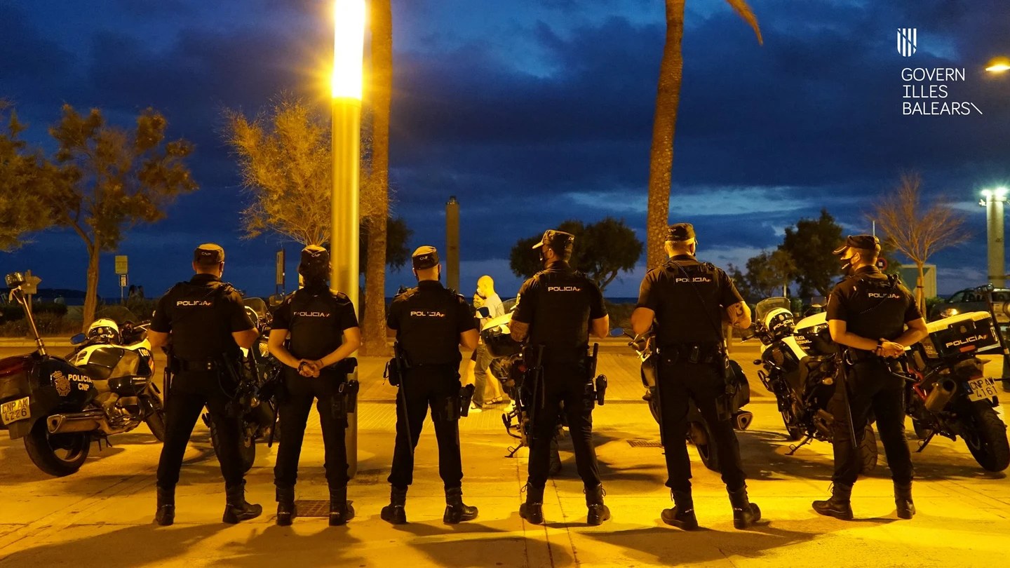 Agentes de la policía nacional en la Playa de Palma. Agentes de la policía nacional en la Playa de Palma.