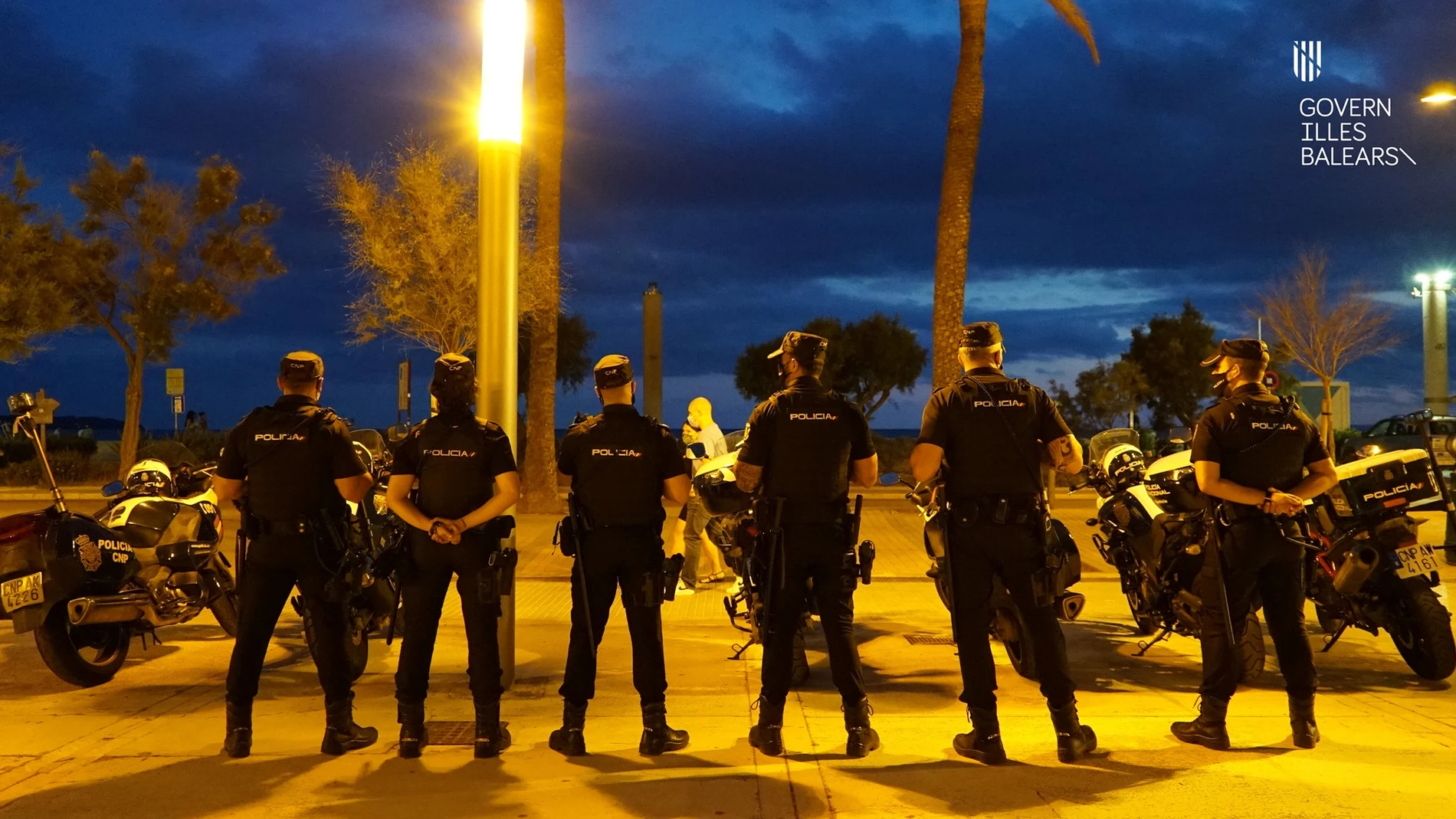 Agentes de la policía nacional en la Playa de Palma.