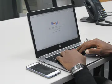 Búsqueda de Google en el ordenador y en el móvil Búsqueda de Google en el ordenador y en el móvil