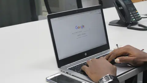 Búsqueda de Google en el ordenador y en el móvil Búsqueda de Google en el ordenador y en el móvil