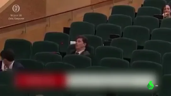 Surrealista momento en Irlanda: despiertan dos veces a un ministro que se quedó dormido en plena sesión Surrealista momento en Irlanda: despiertan dos veces a un ministro que se quedó dormido en plena sesión