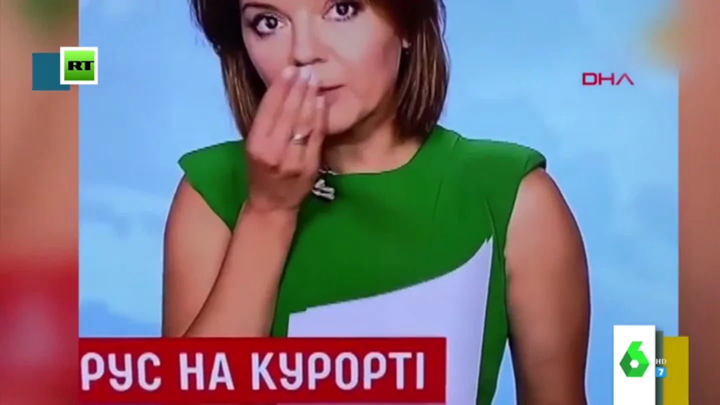 El momento en el que una presentadora intenta disimular mientras se le cae un paleto en pleno directo El momento en el que una presentadora intenta disimular mientras se le cae un paleto en pleno directo