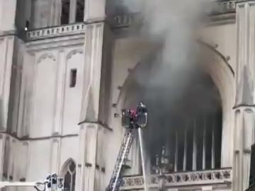 Los bomberos logran controlar el incendio en la catedral de Nantes, Francia