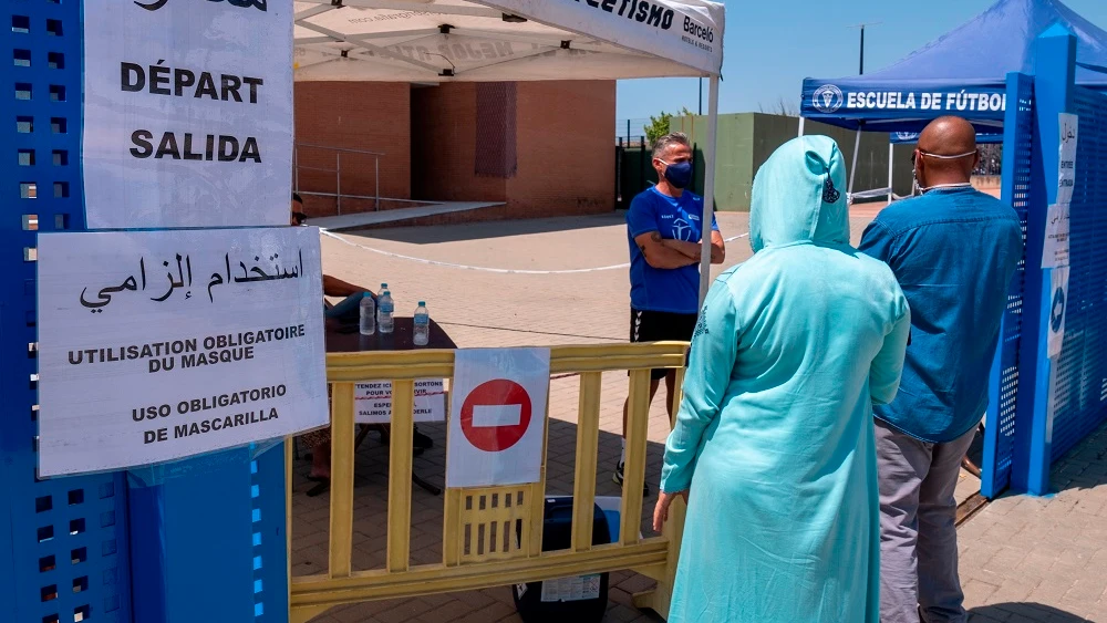 Una temporera acude a hacerse una PCR en Huelva