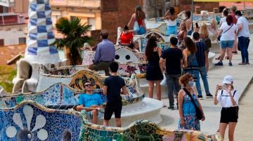 Varios visitantes en el parque Güell de Barcelona