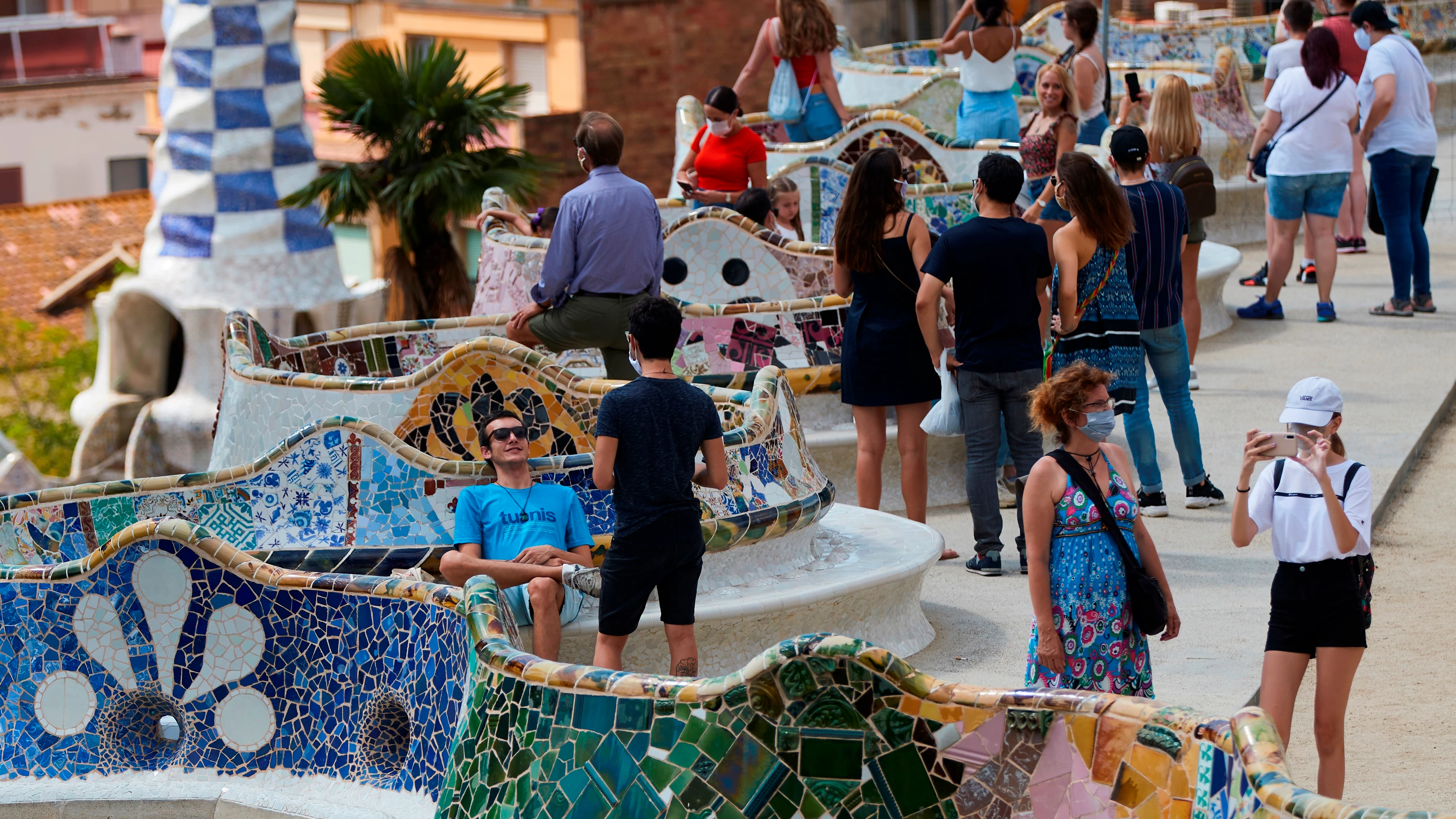 Varios visitantes en el parque Güell de Barcelona