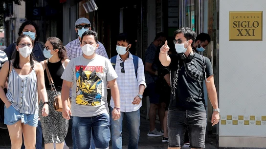 Ciudadanos utilizan mascarilla por el centro de Valencia Ciudadanos utilizan mascarilla por el centro de Valencia