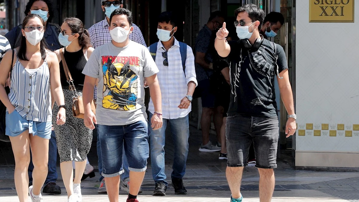 Ciudadanos utilizan mascarilla por el centro de Valencia Ciudadanos utilizan mascarilla por el centro de Valencia