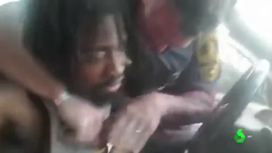 Imagen de un policía sacando del coche a un joven negro en Virginia Imagen de un policía sacando del coche a un joven negro en Virginia
