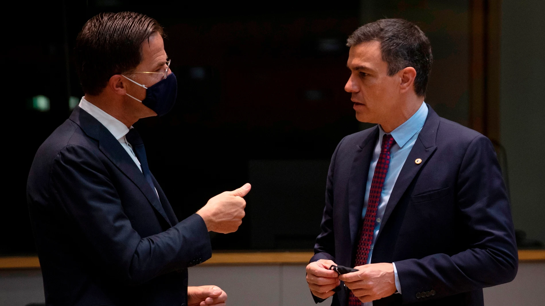 Pedro Sanchez habla con el primer ministro holandés Mark Rutte