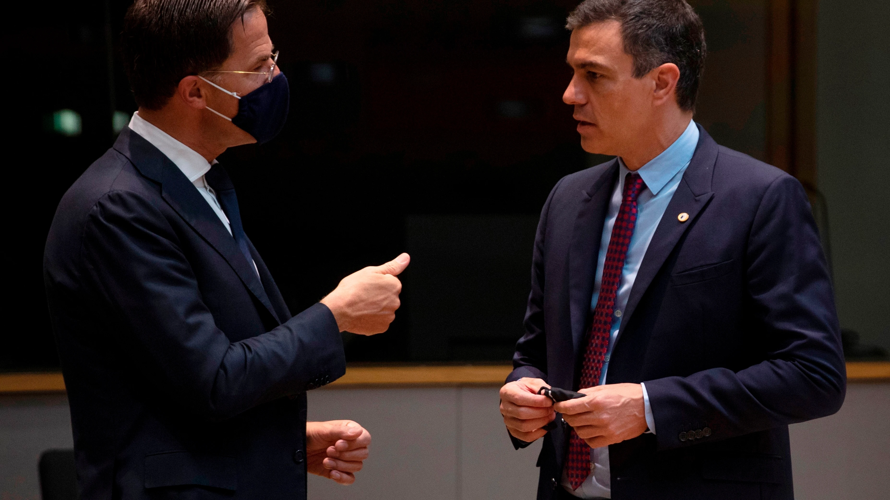 Pedro Sanchez habla con el primer ministro holandés Mark Rutte