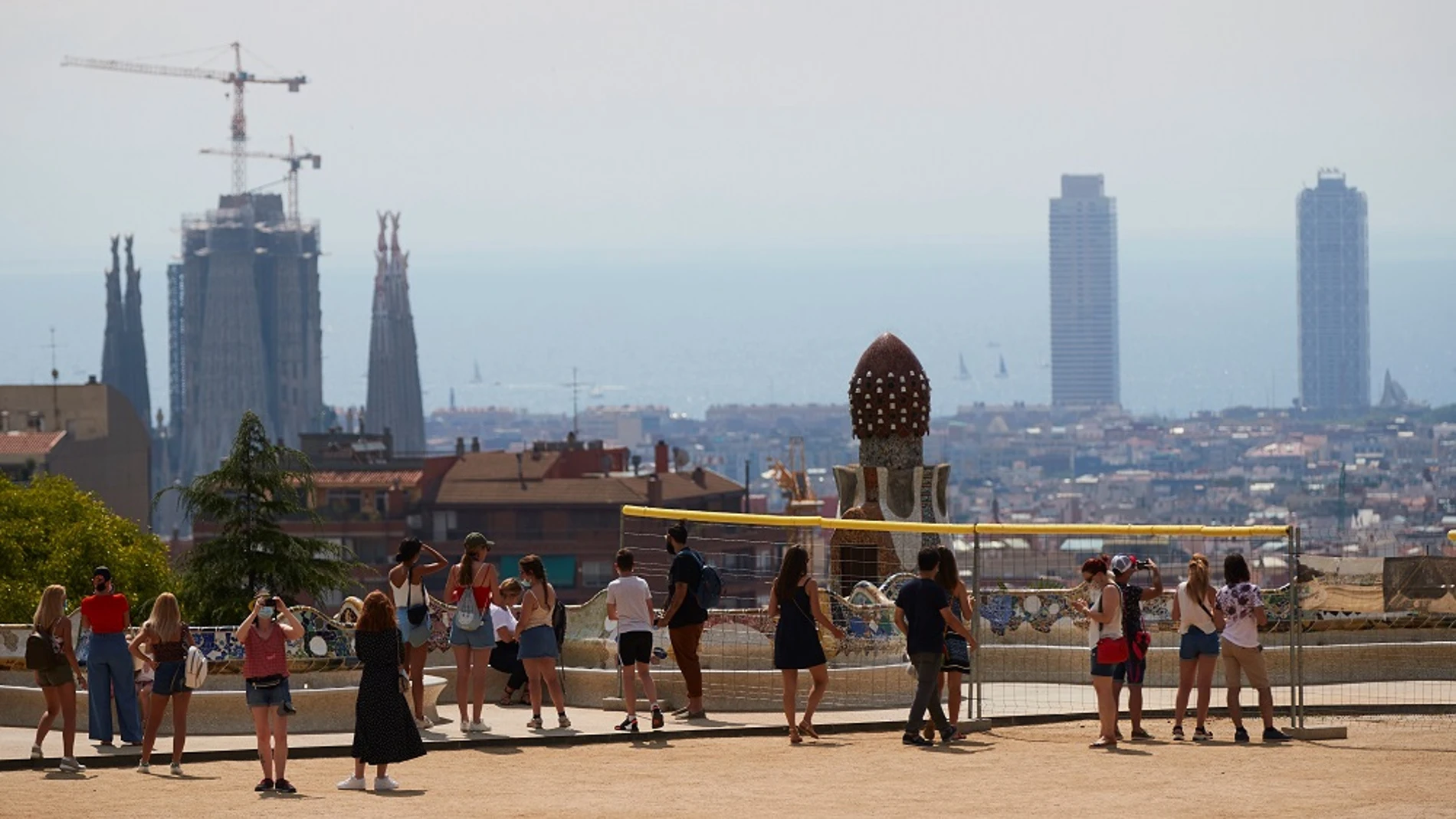 Varios visitantes en el parque Güell de Barcelona