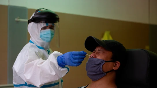Una profesional sanitaria realiza una prueba PCR a un paciente en el CAP Raval Nord de Barcelona Una profesional sanitaria realiza una prueba PCR a un paciente en el CAP Raval Nord de Barcelona