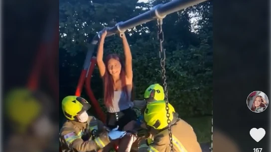 Imagen de la joven que tuvo que ser rescatada por unos bomberos en Reino Unido Imagen de la joven que tuvo que ser rescatada por unos bomberos en Reino Unido