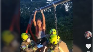 Imagen de la joven que tuvo que ser rescatada por unos bomberos en Reino Unido