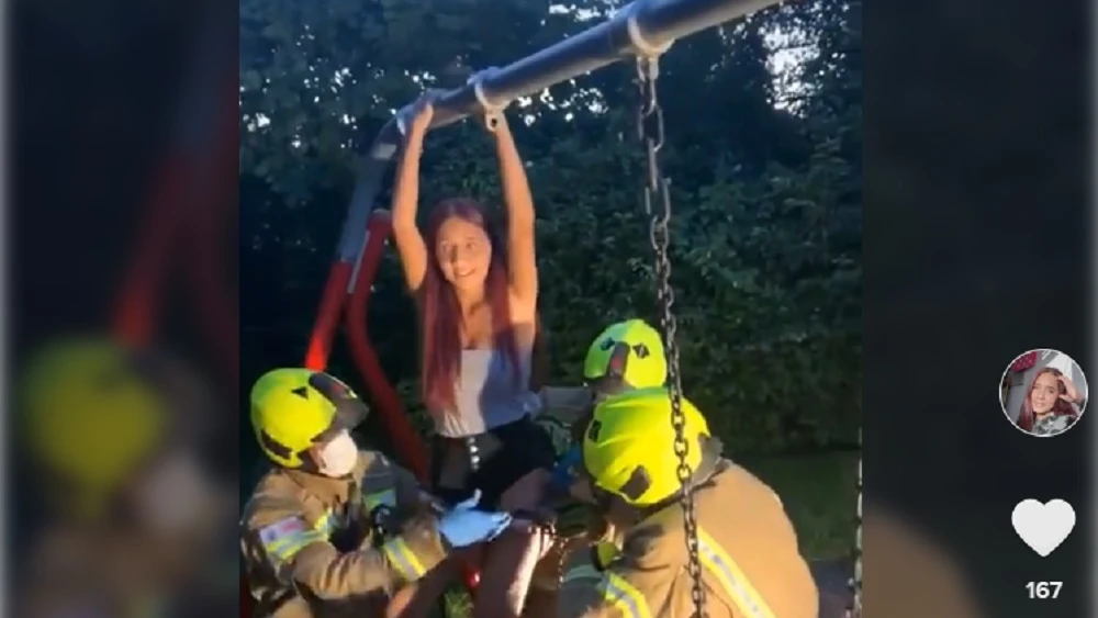 Imagen de la joven que tuvo que ser rescatada por unos bomberos en Reino Unido