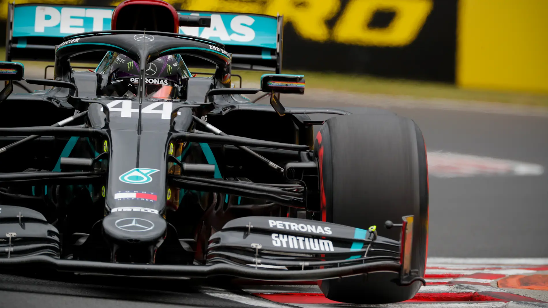  Lewis Hamilton coge carrerilla 